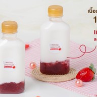 Croffle house ( ครอฟเฟิล เฮาส์ ) / ครัวซองต์ วาฟเฟิล นมสดสตอเบอร์รี่ / croffle croissant waffle