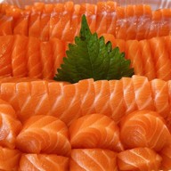 แซลม่อนซาซิมิ ชมพู่มะเหมี่ยว  ทุเรียน ข้าวเหนียวมะม่วง ต้มเลือดหมู ขนมปังหน้าหมู ข้าว ก๋วยเตี๋ยว อาห