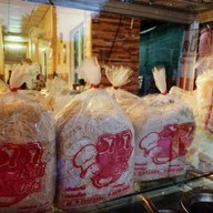 ร้านข้าวหมูแดง กรอกยายชา