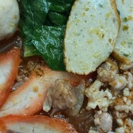 ชายสี่ บะหมี่เกี๊ยว (7-11 บุยายใบ)