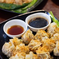 เมนูของร้าน ราดหน้าเกี๊ยวยักษ์ (ผัดซีอิ๊ว+ผัดไทกากหมู)