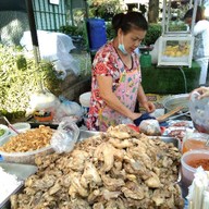 แม่รุ้งแกงเส้น ยูดีซอย4