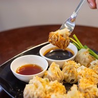 เมนูของร้าน ราดหน้าเกี๊ยวยักษ์ (ผัดซีอิ๊ว+ผัดไทกากหมู)