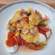 เมนูของร้าน น้ำลำไยสด เนื้อแน่นๆ เค้กหน้านิ่มฉ่ำๆ คู้บอน