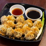 เมนูของร้าน ราดหน้าเกี๊ยวยักษ์ (ผัดซีอิ๊ว+ผัดไทกากหมู)