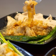 เมนูของร้าน ราดหน้าเกี๊ยวยักษ์ (ผัดซีอิ๊ว+ผัดไทกากหมู)