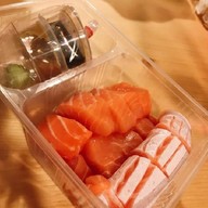 แซลม่อนซาซิมิ ชมพู่มะเหมี่ยว  ทุเรียน ข้าวเหนียวมะม่วง ต้มเลือดหมู ขนมปังหน้าหมู ข้าว ก๋วยเตี๋ยว อาห