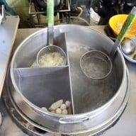 หน้าร้าน ก๋วยเตี๋ยวปลา แยกศรีวรา