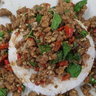 กะเพราข้างบ้าน Food court ตลาดเมืองทอง