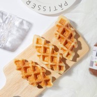 Croffle house ( ครอฟเฟิล เฮาส์ ) / ครัวซองต์ วาฟเฟิล นมสดสตอเบอร์รี่ / croffle croissant waffle