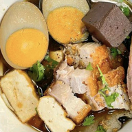 น้องกุ้งก๋วยจั๊บ ตลาด100ปีหลังวัดโรมัน
