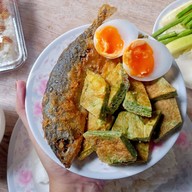 เมนูของร้าน ข้าวหมูทอด ตั้ง ตัว ฮะ เพชรเกษม77