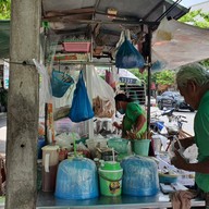 ก๋วยเตี๋ยวลูกชิ้นปลาลุงกับป้าท่าดินแดง