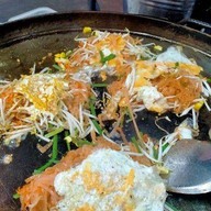 ผัดไทย-หอยทอดกระทิงแดง กลางซอย>ตรงข้ามร้านซักผ้าหยอดเหรียญ