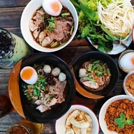 ก๋วยเตี๋ยวเรือกากหมูอยุธยา ถนนจันทน์.