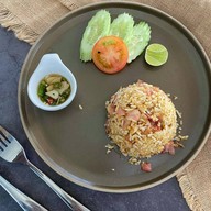 ร้านเราเขาล้อม