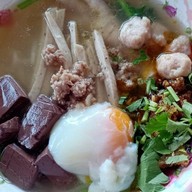 ก๋วยจั๊บญวนอุบลร้านโก้ ก๋วยจั๊บอุบลหมูยอแท้ ซุปกระดูกเล้งหอมๆ เจ้าแรกของโป่งไผ่ ลูกค้าที่สั่งผ่านแอพหากได้สินค้าไม่ครบไม่ถูกรบกวนโทรกลับทางร้านเพื่อชดเชยให้ได้ทันทีเลยนะครับขอบคุณมากครับ