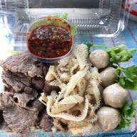 ก๋วยเตี๋ยวเรือป้านิดริมรั้วหมู-เนื้อแยกหม้อ