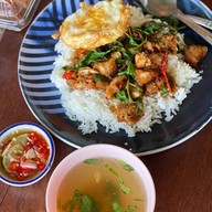 ก๋วยเตี๋ยวไก่มะระเนินทราย ปากซอยเนินทราย