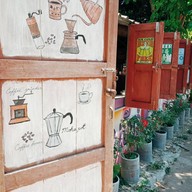 หน้าร้าน โกปี๊เดอเบียร์ กาแฟข้างวัดส่องคบ