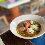 ก๋วยเตี๋ยวขัดสมาธิ