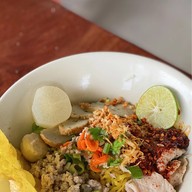 ก๋วยเตี๋ยวไก่มะระเนินทราย ปากซอยเนินทราย