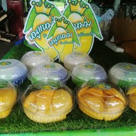 ข้าวเหนียวมะม่วง หนูแหม่ม