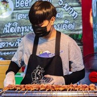 เนื้อโคขุนย่าง สหายสายเนื้อ เนื้อโคขุนย่าง (สหาย สายเนื้อ) พลูตาหลวง ตลาดโต้รุ่งศรีประพัฒน์ กม.10