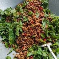 กะเพราพริกแห้ง /  Boww Restaurant ซอย7