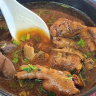 เจ๊พร ปลาหมึกย่าง หน้านครสโตร์ ท่ารั้ว