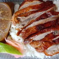 มาลีเป็ดย่าง-หมูกรอบ หน้าโรงแก้ว