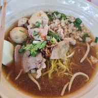 เจ๊พร ปลาหมึกย่าง หน้านครสโตร์ ท่ารั้ว