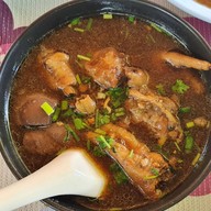 เจ๊พร ปลาหมึกย่าง หน้านครสโตร์ ท่ารั้ว