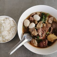 เมนูของร้าน นายอ้วน ก๋วยเตี๋ยวเนื้อ/หมู
