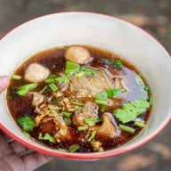 ก๋วยเตี๋ยวเนื้อหลังบ้าน -