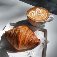 LUNA Coffee x SOL Croissant ถนน นราธิวาสราชนครินทร์