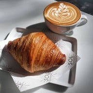 LUNA Coffee x SOL Croissant ถนน นราธิวาสราชนครินทร์