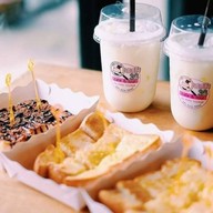 บ้านนมสด (ข้าวหมูทอดต้นซอย)