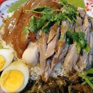 ขาหมูสูตรนางรอง ตลาดโต้รุ่งรื่นรมย์