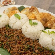 โกโก้ 2 พี่น้อง คาเฟ่+กระเพรา +หมูกรอบ (กาแฟ,ชาตรามือ,ชามะนาว,ชาเย็น,ชาดำเย็น,นมเย็นชมพู,โกโก้,โอวัลติน,น้ำแดง,)& กะเพราป่าพริกแห้ง+พริกสด โกโก้ 2 พี่น้อง