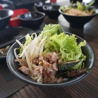 R-แหนมเนือง and อาหารญี่ปุ่น Oshinei