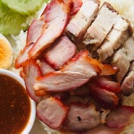 ณัฐข้าวหมูแดง - ถนนกาญจนวนิช