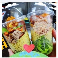 หมี่กระเด้าเขย่าก่อนกิน