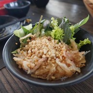 R-แหนมเนือง and อาหารญี่ปุ่น Oshinei