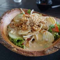 R-แหนมเนือง and อาหารญี่ปุ่น Oshinei