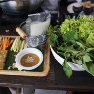 R-แหนมเนือง and อาหารญี่ปุ่น Oshinei