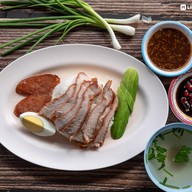 เมนูของร้าน คมกะปู บะหมี่เกี๊ยวระยอง