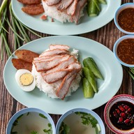 เมนูของร้าน คมกะปู บะหมี่เกี๊ยวระยอง