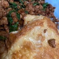 เมนูของร้าน ครัวหญิงลี กะเพราผัดแห้ง ข้าวผัด