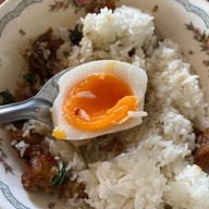 ครัวหนองบอน หมูกรอบ ก๋วยเตี๋ยว ขาหมู ตามสั่ง ยำ